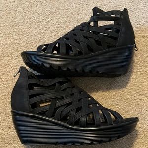 Like new, super stylish black Skechers Memory Foam wedges!!